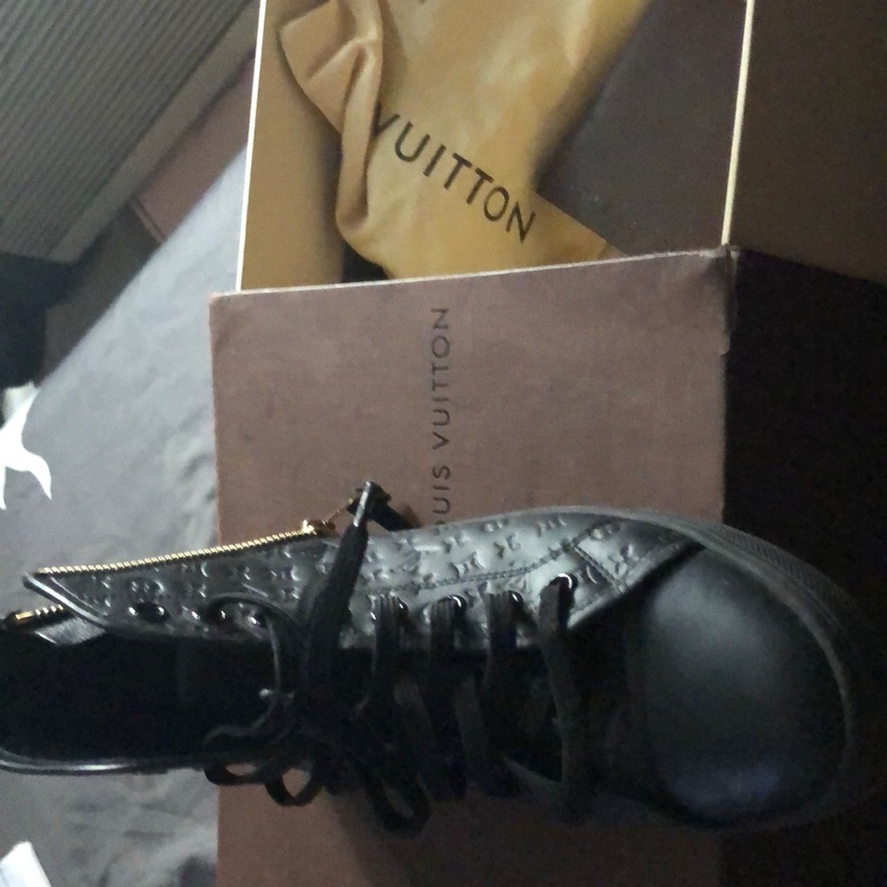 Louis Vuitton Sneaker (Black)